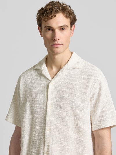 Männermodel trägt Regular Fit Freizeithemd mit Strukturmuster von MCNEAL im Elastischer-Material-Mix, kurzärmelig, Reverskragen, Nahaufnahme Oberkörper.