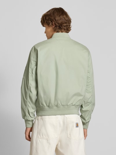 Tommy Jeans Regular Fit Bomberjacke mit geripptem Stehkragen Schilf 5