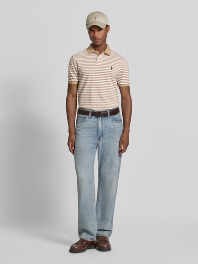 Männermodel trägt Slim Fit Poloshirt aus reiner Baumwolle Modell 'YD MESH STRIPE POLO' von Polo Ralph Lauren, Beige mit Streifen, Ganzkörperansicht von vorne.