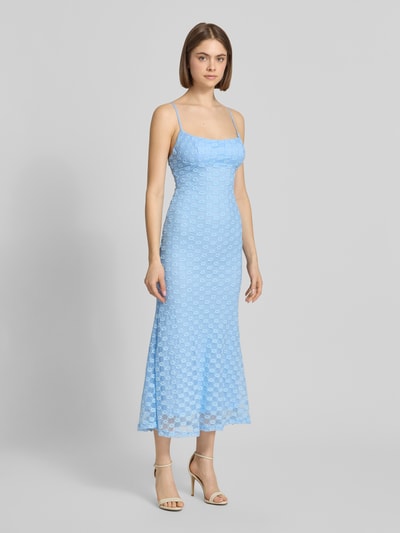 Modelka nosi Slim Fit Midikleid mit floralem Allover-Spitzenbesatz von Bardot, elastyczna mieszanka materiałów z mieszanką bawełny, krój slim fit, obszycie z koronki na całej powierzchni, siateczka, cienkie ramiączka, nieprzezroczysta halka, długość tyłu w rozmiarze 36: 125 cm, widok całej sylwetki z przodu.