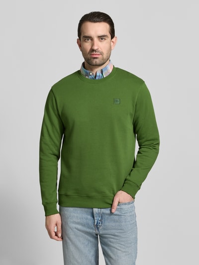 Männermodel trägt Sweatshirt mit Rundhalsausschnitt von Scotch & Soda in groen, puur katoen, regular fit, labelstitching, geheelvooraanzicht.