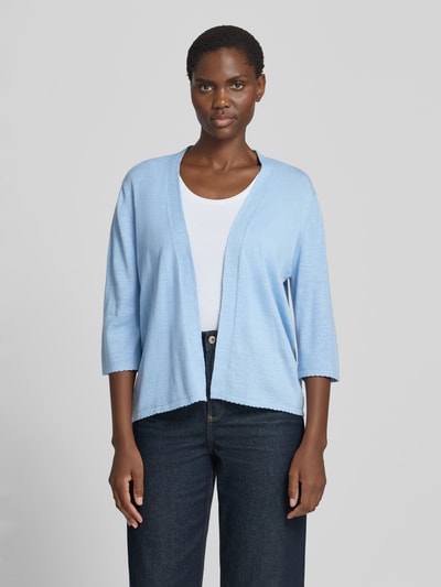 Frauenmodel trägt Regular Fit Bolero aus reiner Baumwolle von s.Oliver RED LABEL in Hellblau, strukturierte Oberfläche, Ganzkörperansicht von vorne.