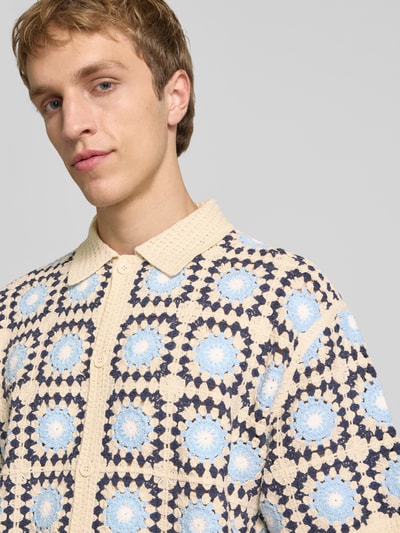 Mannelijk model draagt 'Strickshirt mit Polokragen und Knopfleiste' van REVIEW in allover look, katoenmix, regular fit, close-up bovenlichaam