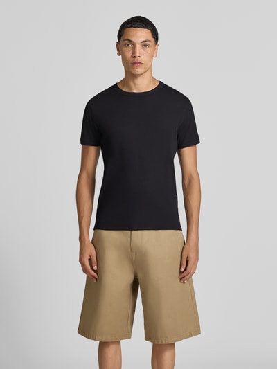 Męski model nosi Regular Fit T-Shirt aus Baumwoll-Mix von JACK & JONES, mieszanka bawełny, krój regular fit, okrągły dekolt, krótki rękaw, długość tyłu w rozmiarze M: 67 cm, jednolity kolor, całkowity widok z przodu.