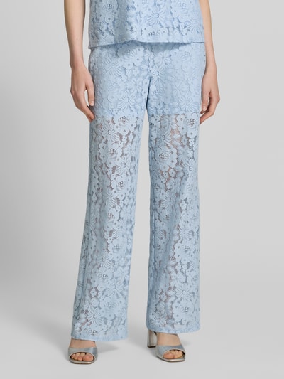 Frauenmodel trägt Weite Hose in Spitzenoptik Modell 'HONEY' von Vero Moda in Hellblau, unifarben, Regular Fit, elastischer Bund, Lochspitze, Ganzkörperansicht von vorne.
