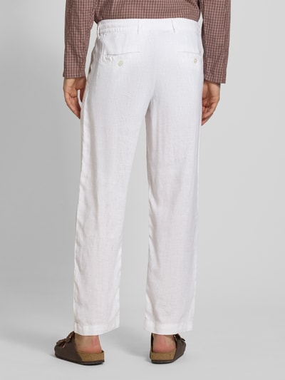 Männermodel trägt Leinenhose mit Eingrifftaschen Modell 'KARL LAWRENCE' von Jack & Jones Premium, Straight Fit, reine Leinen, Weiß, Textur sichtbar, elastischer Bund, Knopf- und Reißverschluss, Ganzkörperansicht Rückansicht.