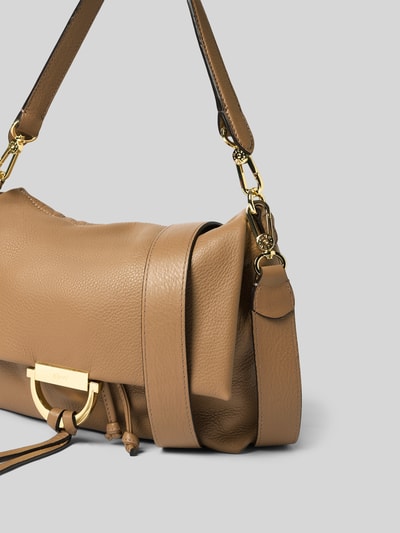 Produktfoto, Shoulder Bag aus echtem Leder Modell 'NANA' von Abro in Hellbraun, Strukturmuster, goldene Details, schlichte Form, abnehmbarer Schulterriemen, Hauptfach mit Überschlag und Magnetverschluss, Drawstring-Verschluss, 33x20x10 cm, Innenfach mit Reißverschluss