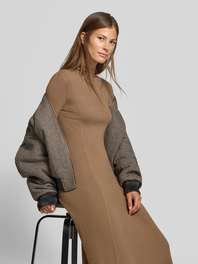 Frauenmodel trägt Slim Fit Midikleid aus Viskose-Mix mit Strick-Optik von MYON in Braun, hochgeschlossener Stehkragen, langärmelig, strukturierte Textur, moderne Farbkombination. Damen Midikleid von MYON, Ganzkörperansicht von vorne.