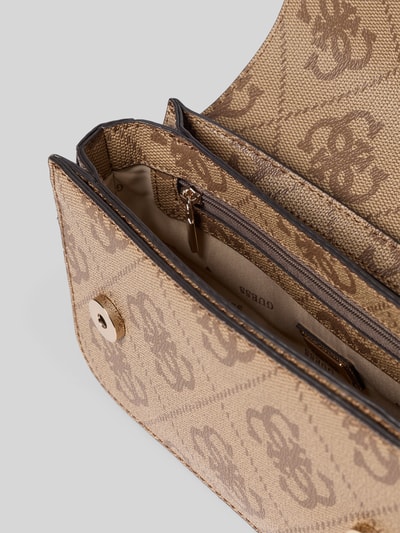 Produktfoto, beżowa Umhängetasche mit Label-Detail Modell 'JANIE' von Guess, motyw monogramu, główna komora z zapięciem na zatrzask, regulowany pasek na ramię, wewnętrzna kieszeń na zamek, Szerokość w rozmiarze 1: 21 cm, długość: 14 cm, głębokość: 5 cm, długość paska: 78 cm, tekstura płócienna.