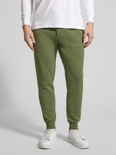 Mężczyznamodel nosi Tapered Sweatshorts aus Baumwoll-Mix von Polo Ralph Lauren, kolor jednolity, logo, bawełniany materiał sweat, widok całej sylwetki z przodu.