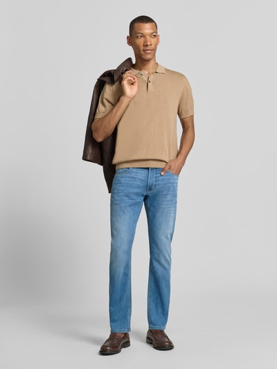 Mannenmodel draagt Jeans aus Candiani Denim Modell 'Lyon' van Pierre Cardin, lichtblauw, katoenmix met stretch, tapered fit, taillewijdte 42 cm, binnenbeenlengte 79 cm, volledige lichaamsaanzicht van voren
