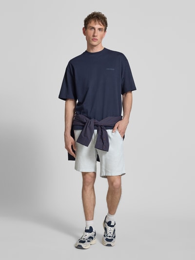 Männermodel trägt Shorts mit Tunnelzug Modell 'STACE MYKONOS' von Jack & Jones, Herren Regular-Fit, Material-Mix, Ganzkörperansicht von vorne.