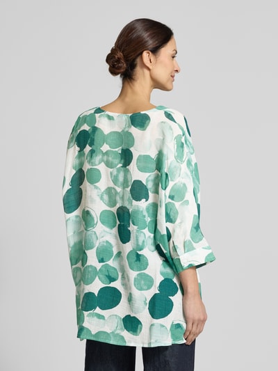 Frauenmodel trägt Relaxed Fit Bluse im Allover-Look von Apricot, grün-weiß, Viskose-Mix, fließender Stoff, Ganzkörperansicht Rückansicht.