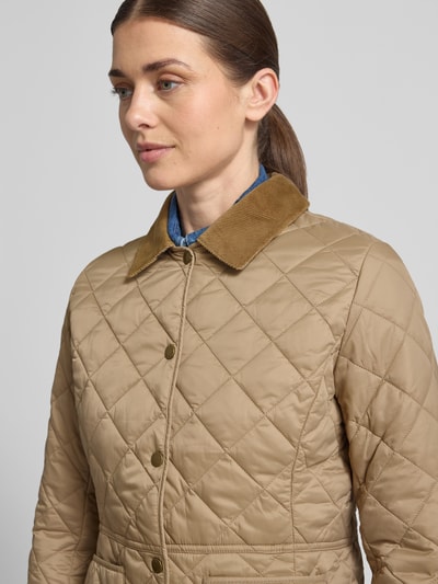 Frauenmodel trägt Shaped Fit Steppjacke mit Cord-Kragen Modell 'DEVERON' von Barbour, unifarben, Nahaufnahme Oberkörper.