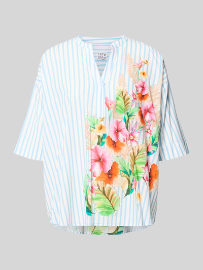 Produktfoto, Relaxed Fit Bluse mit Motiv-Print von Emily Van den Bergh, bluzka z bawełny z nadrukiem z motywem, krój relaxed fit, dekolt w serek, rękaw o dł. 1/2, długość tyłu w rozmiarze 36: 48 cm, długość rękawów w rozmiarze 36: 24 cm, niebiesko-białe pasy, kolorowe kwiaty, gładka tekstura