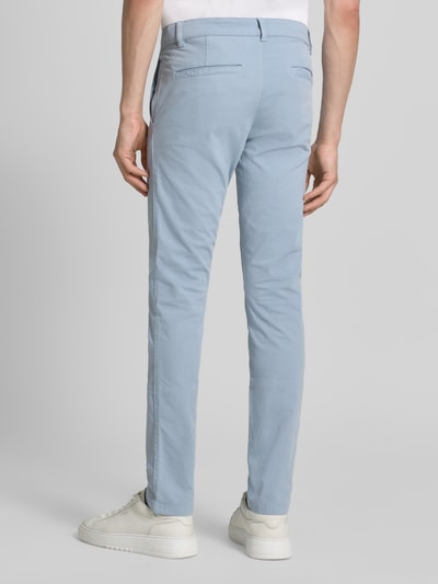Männermodel trägt Slim Fit Chino aus Baumwoll-Mix von BOSS Orange, Optik: Unifarben, Paspeltaschen, Passform: Slim-Fit, Ganzkörperansicht Rückansicht.