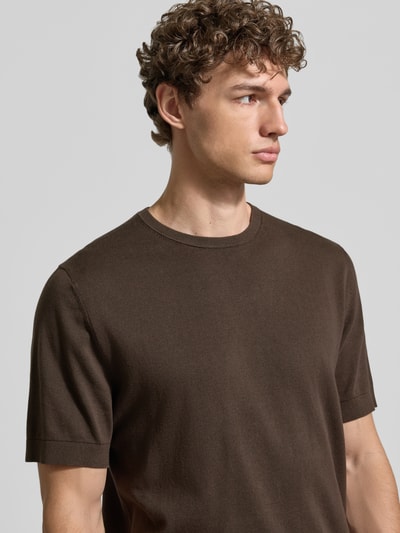 Männermodel trägt Regular Fit T-Shirt aus reiner Bio-Baumwolle Modell 'TORINO' von SELECTED HOMME, Optik: Unifarben, Rundhals, Kurzarm, Feinstrick, Nahaufnahme Oberkörper.