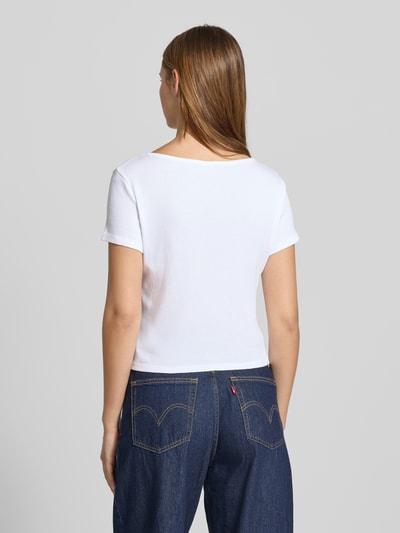 Levi's® T-shirt z detalem z logo i głębokim, okrągłym dekoltem Złamany biały 5