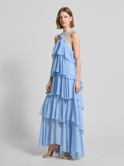 Frauenmodel trägt Volant Abendkleid mit V-Ausschnitt Modell 'FELICIA' von Vero Moda, unifarbenes Maxi-Chiffonkleid, Ganzkörperansicht von vorne.