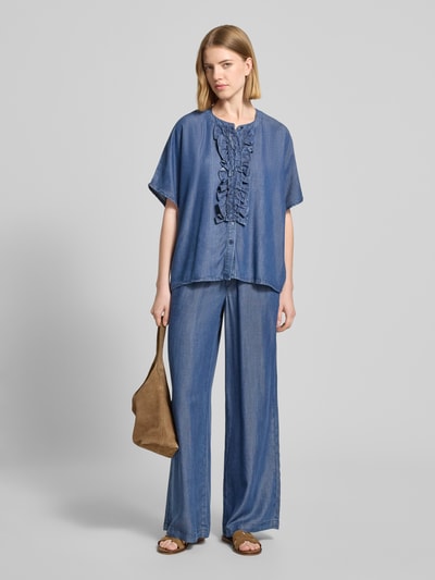 Frauenmodel trägt Hose aus Lyocell mit elastischem Bund von Milano Italy in Denim-Optik, Relaxed-Fit, Ganzkörperansicht von vorne.