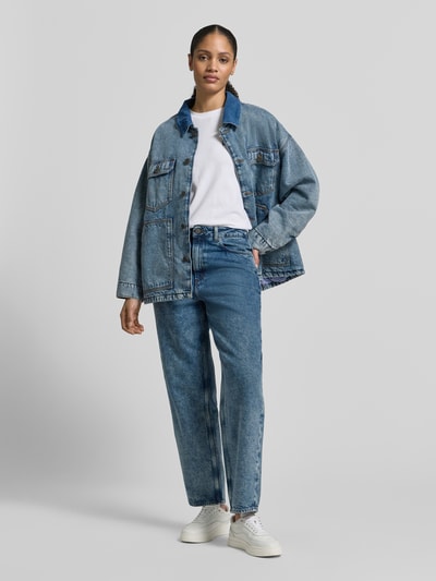 Frauenmodel trägt Jeansjacke mit Knopfleiste von American Vintage aus Reine Baumwolle mit Lockerer Schnitt und Kentkragen, Ganzkörperansicht von vorne.