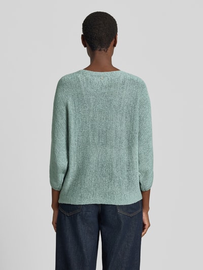 Frauenmodel trägt Strickpullover mit 3/4-Arm von Zero in Mintgrün, Relaxed-Fit, U-Boot-Ausschnitt, Strukturmuster, Ganzkörperansicht Rückansicht.