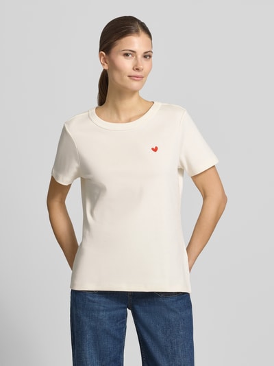 Vrouwenmodel draagt t-shirt met ronde hals en stitching van Smith and Soul, puur katoen, regular fit, ruglengte maat S 58 cm, voorkant bovenlichaam close-up