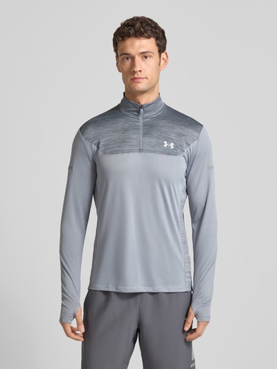 Männermodel trägt Sweatshirt mit Stehkragen von Under Armour, Slim Fit, Reißverschluss, Label-Print, Rückenlänge 73 cm, Ganzkörperansicht von vorne.
