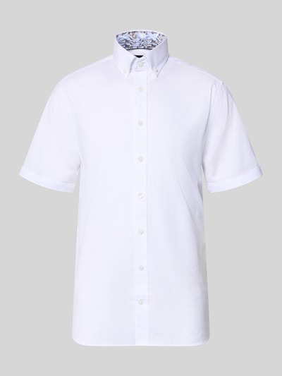Produktfoto, Regular Fit Freizeithemd mit Button-Down-Kragen von bugatti, Reine Baumwolle, weiße Farbe, sichtbare Knopfleiste, glatte Textur.