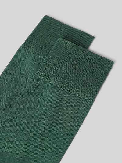Produktfoto, Socken aus Baumwoll-Mix im 2er-Pack von Christian Berg Men in Dunkelgrün, elastisches Rippbündchen, Label-Print, strukturierte Oberfläche