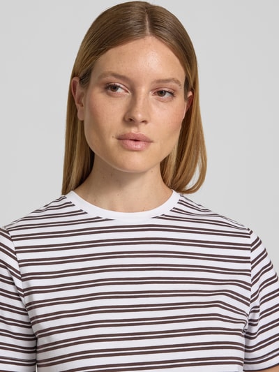 Frauenmodel trägt Damen T-Shirt mit braun-weißen Streifen aus Baumwoll-Elasthan-Mix, Regular-Fit, Modell 'NORA' von VILA, Nahaufnahme Oberkörper.