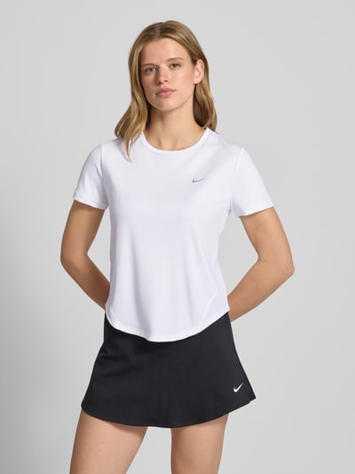 Modelka kobieca nosi damski t-shirt z logo, model 'Tempo' od NIKE TRAINING, krój regular fit, okrągły dekolt, długość tyłu w rozmiarze S: 57 cm, widok całościowy z przodu.