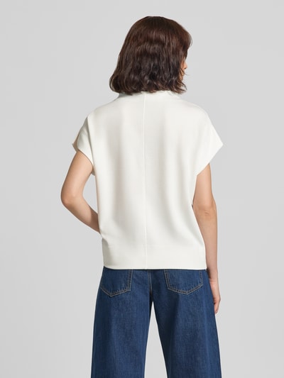Frauenmodel trägt T-Shirt aus Viskose-Mix Modell 'Ujolina' von someday., weiß, Stehkragen, Kappärmel, Regular Fit, Ganzkörperansicht Rückansicht.