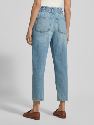 Kobiece modelka nosi Mom Fit Jeans im Used-Look mit elastischem Bund od Jake*s Casual, bawełna, efekt znoszenia, wpuszczane kieszenie, szerokość w rozmiarze 36: 36 cm, długość wewnętrzna nogawki 65 cm, widok całej sylwetki z tyłu.