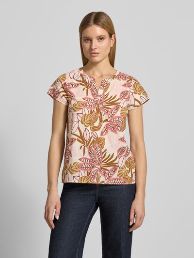 Frauenmodel trägt Relaxed Fit T-Shirt mit floralem Allover-Print von Soyaconcept, Reine Baumwolle, Tunika-Ausschnitt, Ganzkörperansicht von vorne.