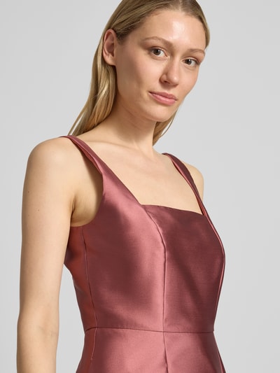 Frauenmodel trägt Cocktailkleid mit Karree-Ausschnitt von Swing in Taillierter Passform als Midikleid, glänzende Oberfläche, Nahaufnahme Oberkörper. Rückenlänge 125 cm, Brustweite 34 cm bei Größe 36, Reißverschluss auf der Rückseite.