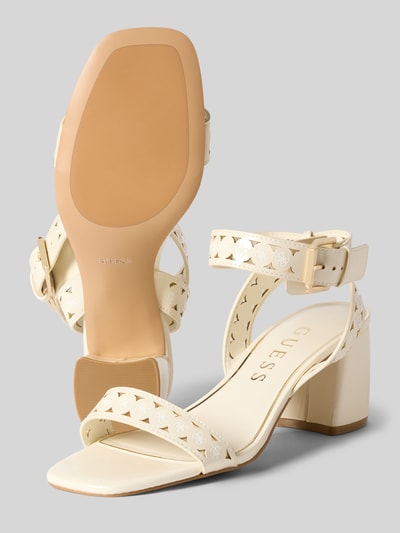 Produktfoto, cremefarbene Sandalette mit Blockabsatz Modell 'GASTINE' von Guess, Riemen mit Dornschließe, Absatzhöhe 7 cm, glatte und strukturierte Oberfläche