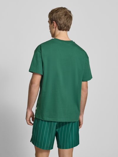 Mannenmodel draagt Regular Fit T-shirt met logo-stitching van BLKVIS in groen, puur katoen, ruglengte maat M 62 cm, ganzekijk rugaanzicht.