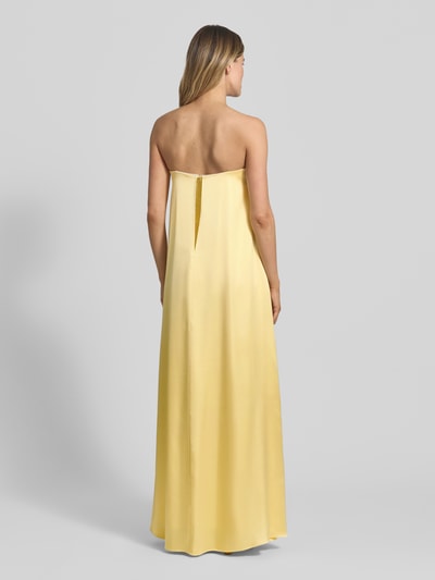 Frauenmodel trägt Abendkleid mit Bandeau-Ausschnitt von Swing, Maxikleid in A-Linie aus Material-Mix mit Stretch-Anteil, Rückenlänge 131 cm, Brustweite 41 cm, zart gelb, glatte Textur, Ganzkörperansicht Rückansicht.