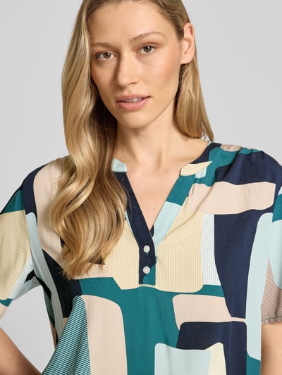 Frauenmodel trägt Regular Fit Blusenshirt aus reiner Viskose von Tom Tailor, mehrfarbig, Popeline, V-Ausschnitt, Nahaufnahme Oberkörper