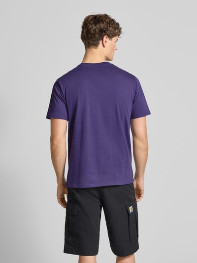 Männermodel trägt Regular Fit T-Shirt mit Logo-Patch van Carhartt Work In Progress, katoen, ronde hals, borstzak, ruglengte 70 cm, Ganzkörperansicht Rückansicht.