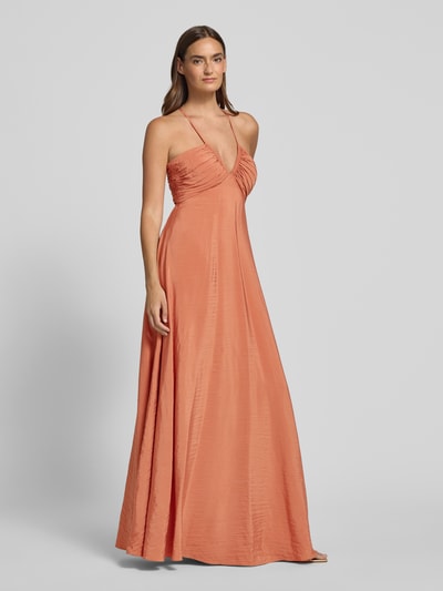 Modelka nosi Neckholder-Abendkleid aus Viskose-Mix mit Raffungen od Jake*s Cocktail w kolorze łososiowym, linia a, długa sukienka, dekolt w serek, marszczenia, długość tyłu w rozmiarze 36: 135 cm, szerokość w rozmiarze 36: 34 cm, widok całej sylwetki z przodu.