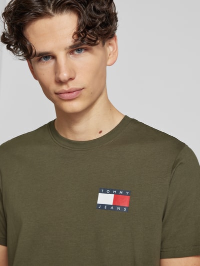 Tommy Jeans Slim Fit T-Shirt mit Label-Print Modell 'ESSENTIAL' Oliv 3