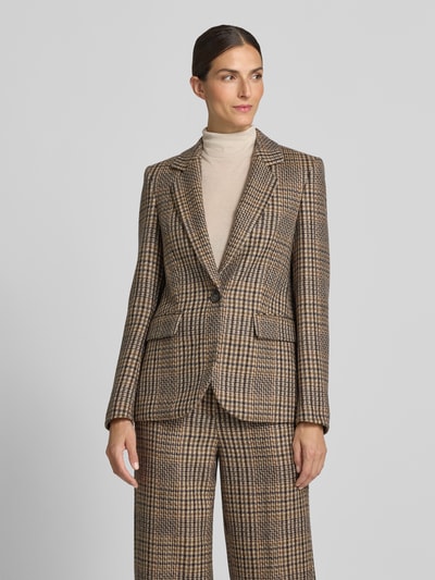 Frauenmodel trägt Regular Fit Blazer aus Viskose-Mix von Luisa Cerano mit Karomuster, Knopfverschluss und Pattentaschen, Nahaufnahme Oberkörper. Rückenlänge 68 cm, Brustweite 47 cm, Ärmellänge 63 cm.