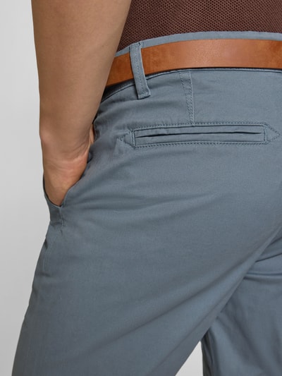 Männermodel trägt Shorts mit Gürtel Modell 'MIKE' von Redefined Rebel in Blau mit braunem Herren Gürtel, Eingrifftaschen, Detailaufnahme.