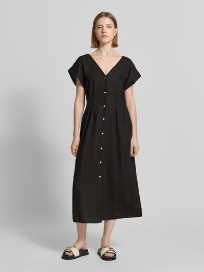 Frauenmodel trägt Midikleid aus Leinen-Viskose-Mix mit V-Ausschnitt von ICHI, taillierter Schnitt, schwarze Farbe, Ganzkörperansicht von vorne.