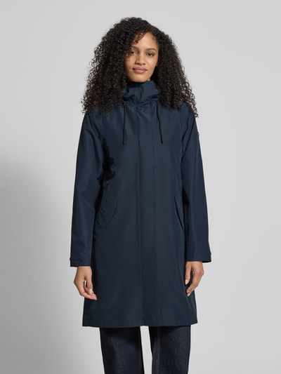 Frauenmodel trägt dunkelblauen Parka mit Pattentaschen, Relaxed Fit, Kapuze mit Tunnelzug, Modell 'ELINA' von Didriksons, Ganzkörperansicht von vorne. Rückenlänge 97 cm, Schulterbreite 41 cm, Brustweite 53 cm, Ärmellänge 64 cm, Größe 36, glatte Textur.