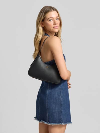 Frauenmodel trägt Henkeltasche in Lederoptik Modell 'NEEKO' von HUGO, unifarben, Reißverschluss, Logo-Applikation, Nahaufnahme Oberkörper.