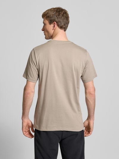 Męski model nosi T-shirt mit Label-Stitching von The North Face, mieszanka bawełny, krój regular fit, okrągły dekolt, długość tyłu 70 cm, całkowity widok z tyłu.