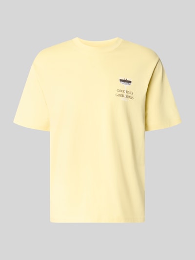 Produktfoto, T-Shirt mit rückseitigem Motiv-Print von MCNEAL in Hellgelb aus reiner Bio-Baumwolle, gerader Schnitt, Rundhalsausschnitt, Statement-Motiv-Print, Größe M, Rückenlänge 70 cm, glatte Oberfläche